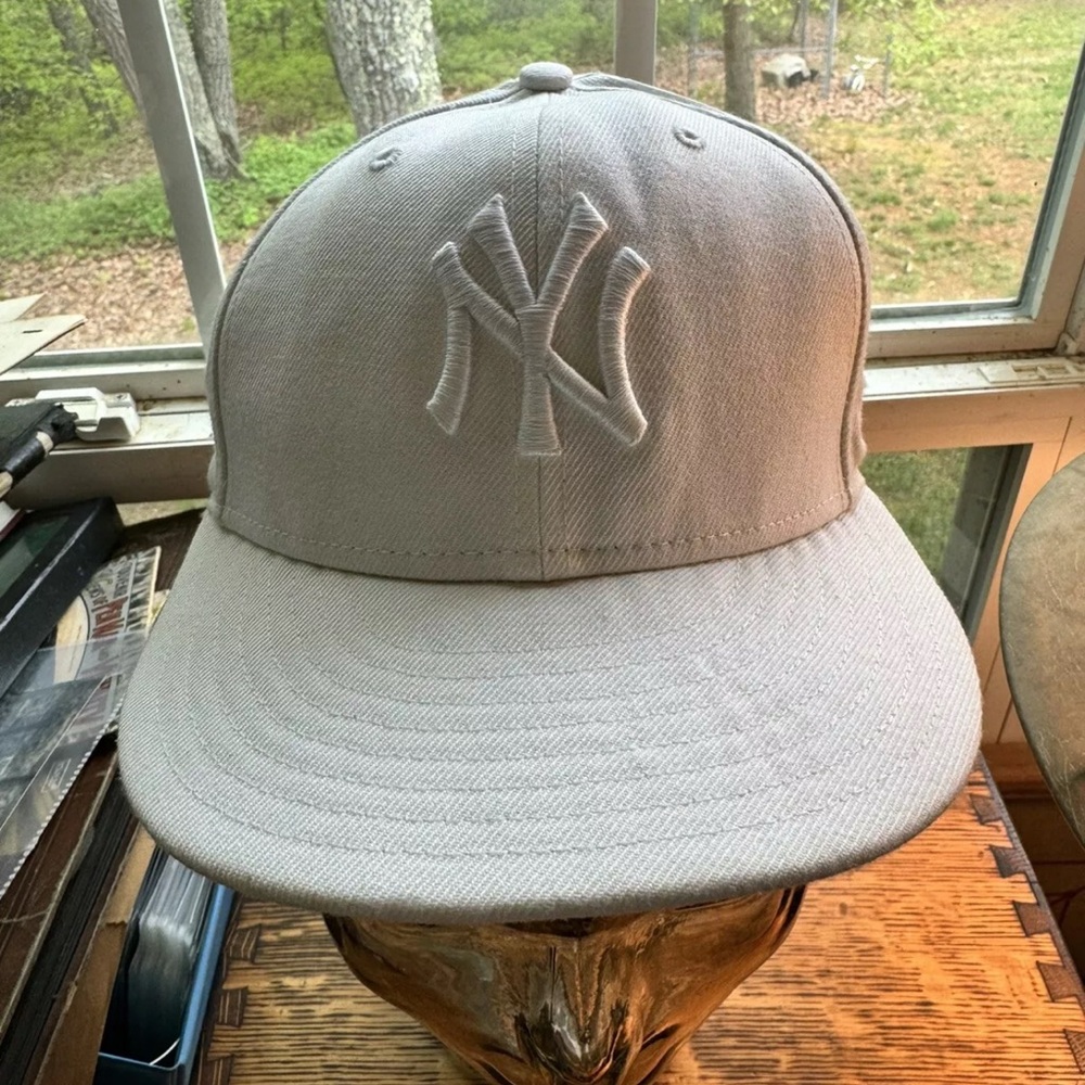 New York Yankees Navy Blue New Era 59Fifty Men's Hat Size 7  - White
